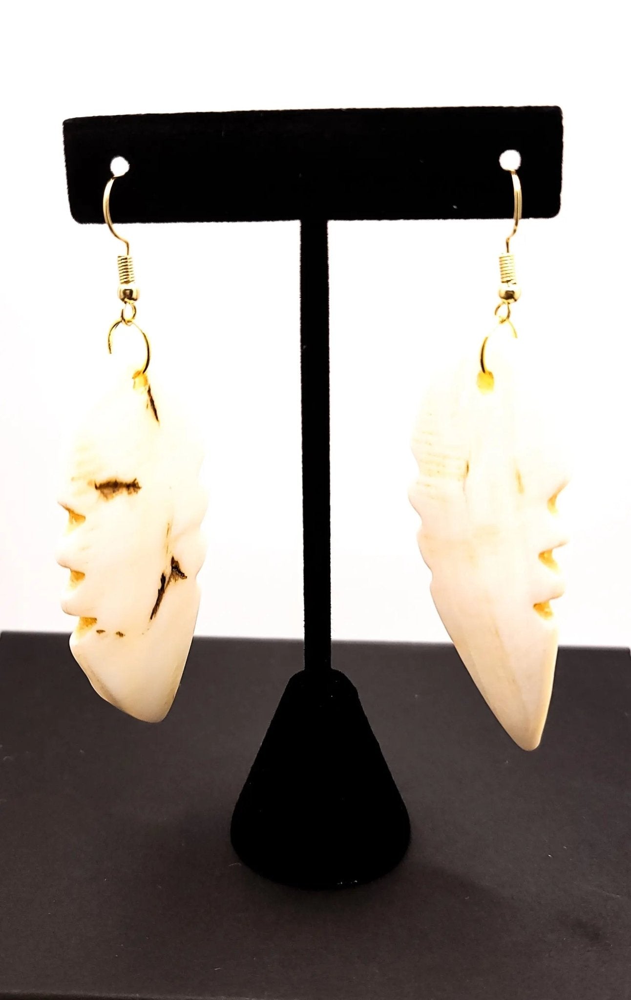 Leaf Shaped Shell Earrings L.Signature Collection